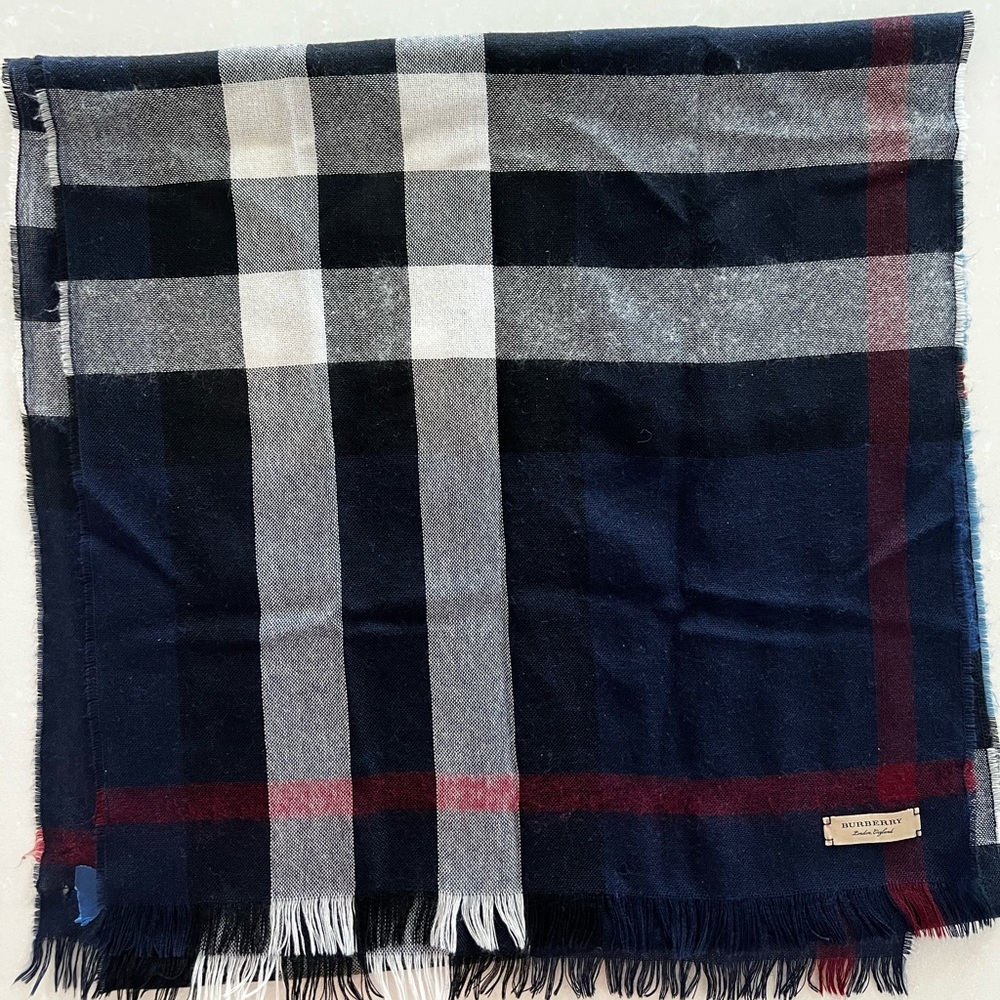 Classic Burberry London Plaid Print scarf. Wool. Navy, white, red